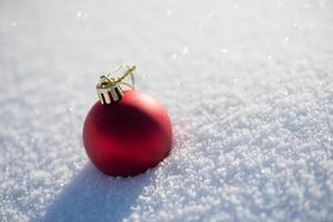 bola de natal na neve foto