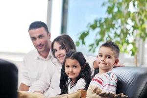 família jovem em casa foto