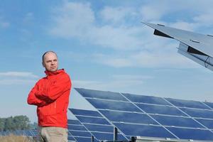 engenheiro de painel solar masculino no local de trabalho foto