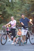 jovem família com bicicletas foto