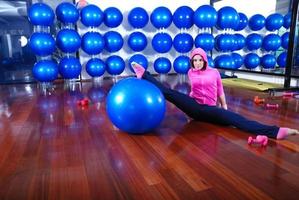 jovem mulher bonita se exercitando em um centro de fitness foto