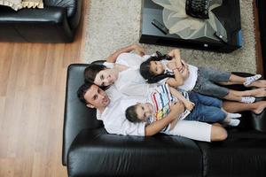 família jovem em casa foto