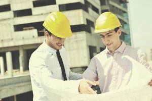 equipe de arquitetos no canteiro de obras foto