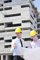 equipe de arquitetos no canteiro de obras foto