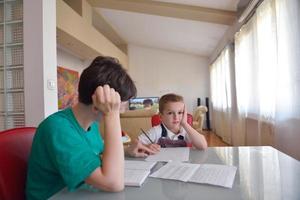 menino fazendo lição de casa foto