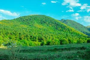 bela paisagem natural e montanha. céu azul. Armênia, Província de Lori foto