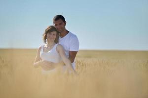 casal feliz no campo de trigo foto