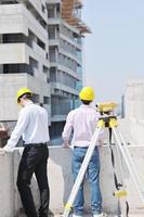 equipe de arquitetos no canteiro de obras foto