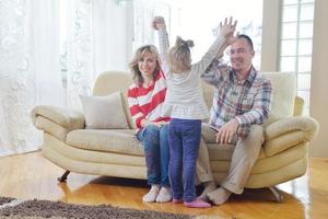 família jovem feliz em casa foto