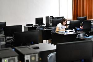 um aluno na sala de aula de computadores