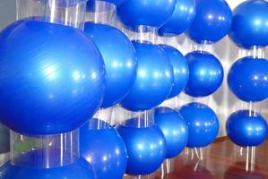 estúdio de fitness com bolas de pilates azuis foto