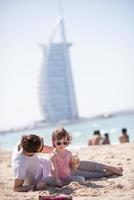 mãe e filha na praia foto