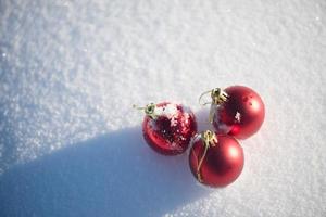 bola vermelha de natal na neve fresca foto