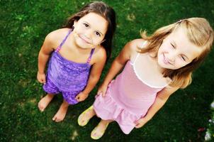 duas meninas felizes se divertem ao ar livre foto