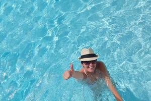 mulher feliz na piscina foto