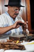 homem fazendo charuto cubano artesanal de luxo foto