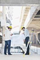 equipe de arquitetos no canteiro de obras foto