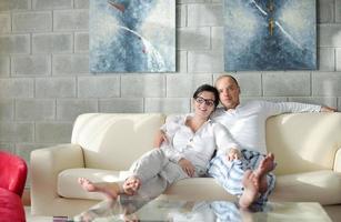 feliz casal jovem relaxa em casa foto