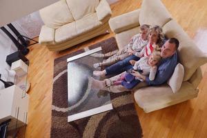 família jovem feliz em casa foto