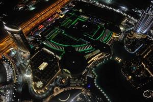 panorama da cidade de dubai no centro da cidade à noite foto