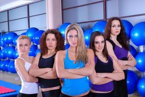 equipe de meninas em um centro de fitness foto