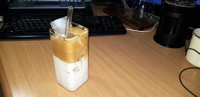 bebida refrescante gelo dalgona café um café batido cremoso e espumoso na moda servido em um copo quadrado coreano foto