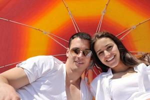 casal feliz se diverte na praia foto