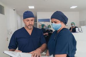 médico ortopedista trabalhando em conjunto com sua equipe multiétnica foto