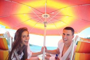 casal feliz se diverte na praia foto