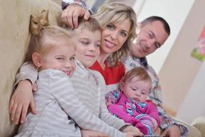 família jovem feliz em casa foto