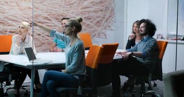 equipe de negócios de inicialização em uma reunião no prédio de escritórios moderno foto