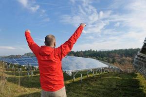 engenheiro de painel solar masculino no local de trabalho foto