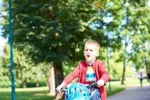 menino na bicicleta no parque foto
