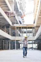 trabalhador duro no canteiro de obras foto