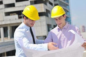 equipe de arquitetos no canteiro de obras foto