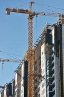 canteiro de obras com guindaste foto