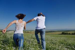 casal feliz no campo de trigo foto