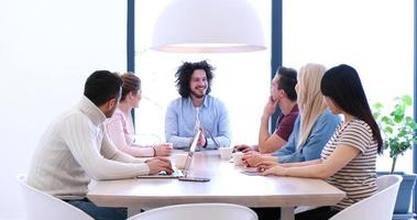 equipe de negócios de inicialização em uma reunião no prédio de escritórios moderno foto