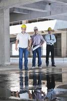 equipe de arquitetos no canteiro de obras foto