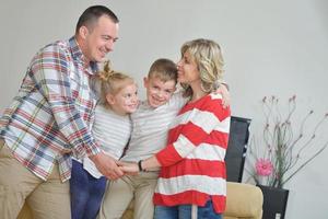 família jovem feliz em casa foto