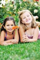 duas meninas felizes se divertem ao ar livre foto