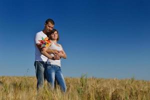 casal feliz no campo de trigo foto