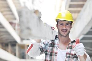 trabalhador duro no canteiro de obras foto