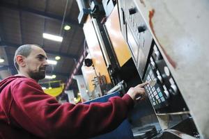 trabalhadores da indústria pessoas na fábrica foto