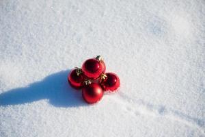 bola vermelha de natal na neve fresca foto