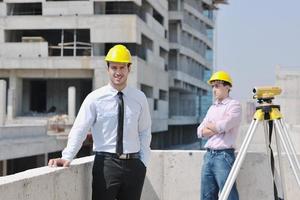 equipe de arquitetos no canteiro de obras foto