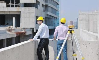 equipe de arquitetos no canteiro de obras foto