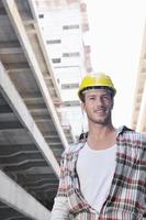 trabalhador duro no canteiro de obras foto