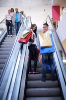 feliz casal jovem em compras foto