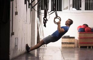 homem fazendo exercício de mergulho foto